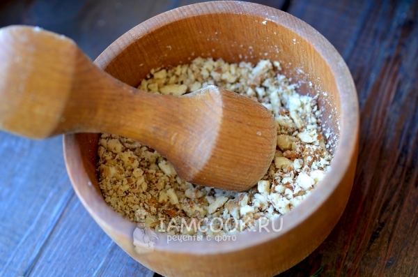 Растолочь орехи