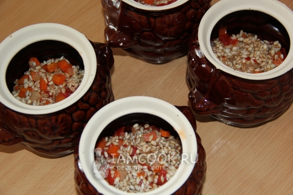 Овощи с перловкой в горшочках