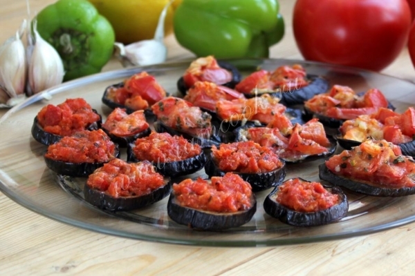 Баклажаны с помидорами и чесноком