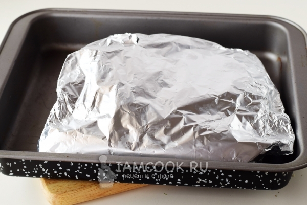 Накрыть рыбу фольгой