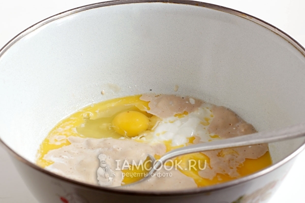 Добавить яйца, масло и сметану