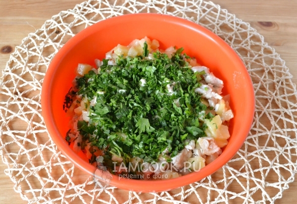 Порезать курицу, картофель и зелень