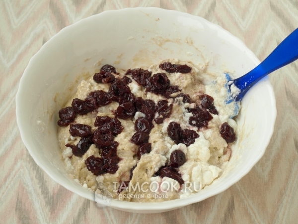 Положить вишню