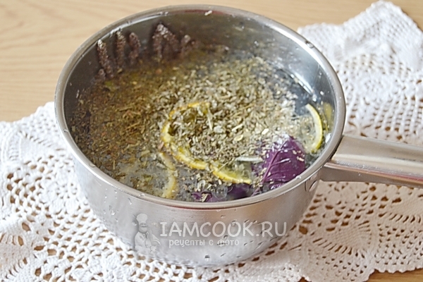 Положить корки лимона и апельсина