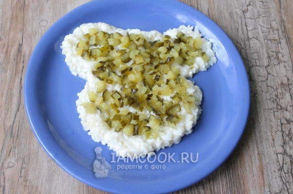 Положить слой огурцов