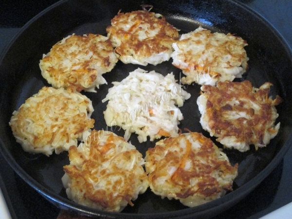 Котлеты из квашеной капусты жареные на сковороде