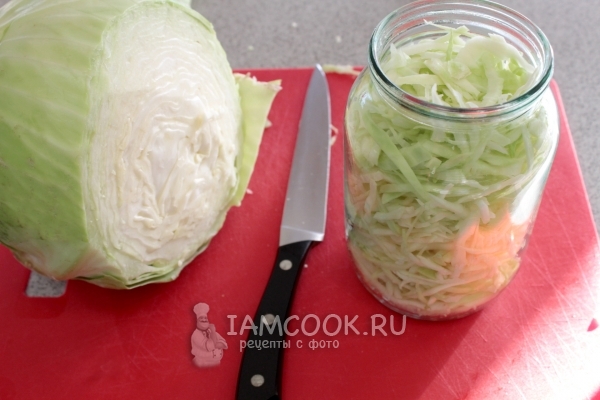 Положить порезанную капусту в банку