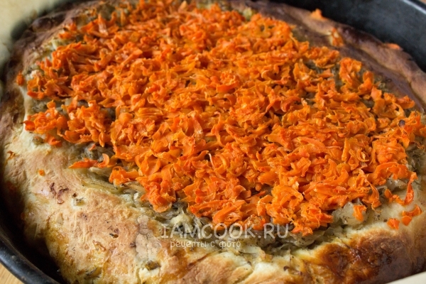 Готовый пирог целиком