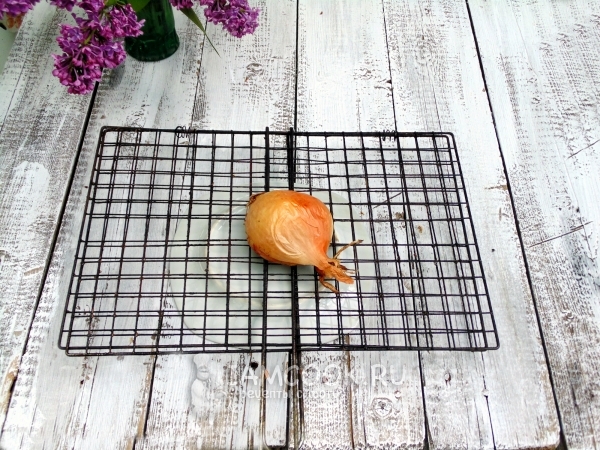 Смазать решетку маслом