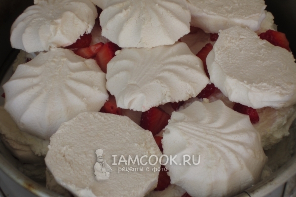 Выложить слоями клубнику, сливки и зефир