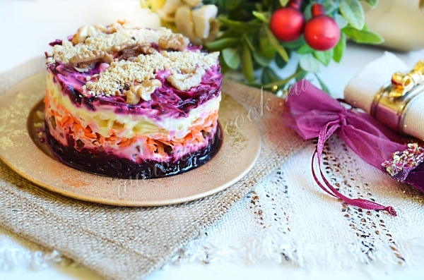 Фото салата из свеклы с изюмом