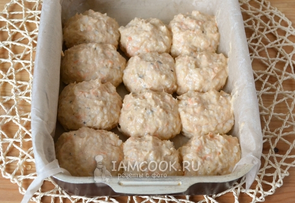 Положить тефтели в форму