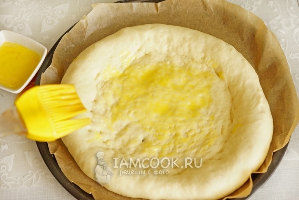 Смазать лепешку желтком