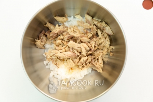 Положить рыбу