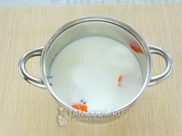 Молоко и специи в кастрюле