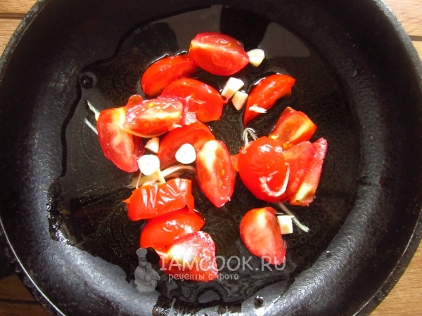 Обжарить помидоры с чесноком