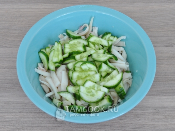 Положить огурец