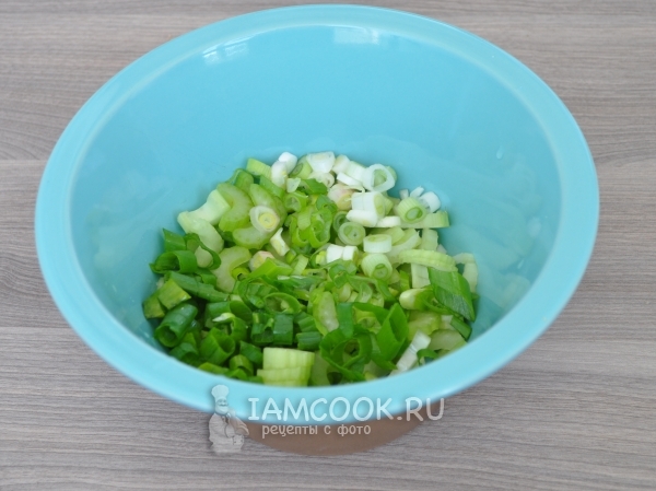 Положить зеленый лук