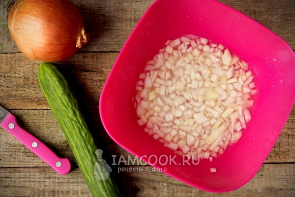 Залить лук водой