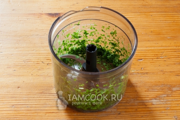 Измельчить петрушку