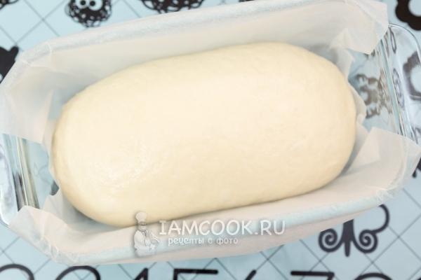 Переложить тесто в форму