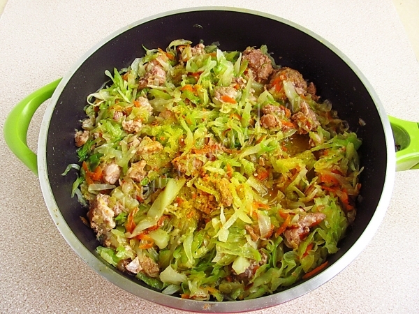 Тушение капусты с тушенкой