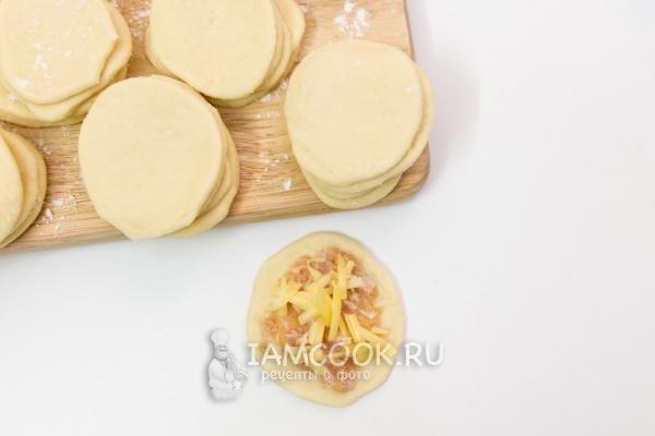 Завернуть мясную начинку в кружки