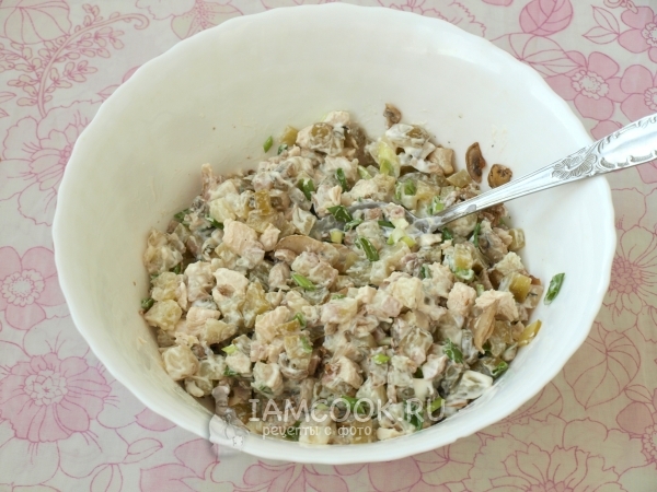 Готовый салат с курицей, шампиньонами и огурцами