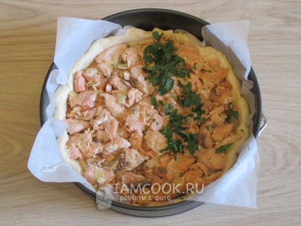 Уложить начинку на тесто