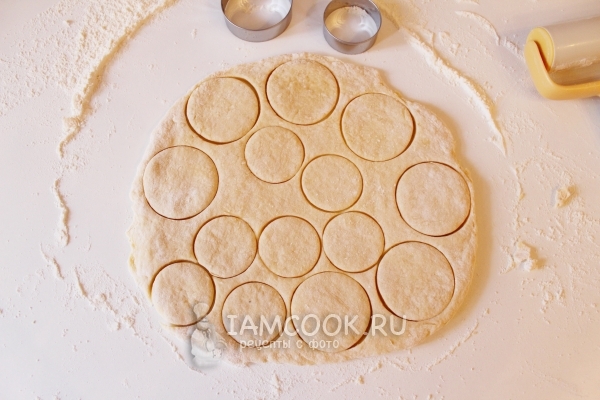 Вырезать кружочки из теста