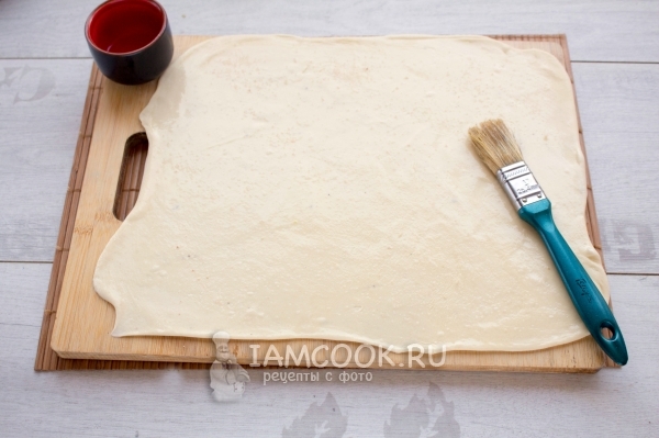 Смазать тесто маслом