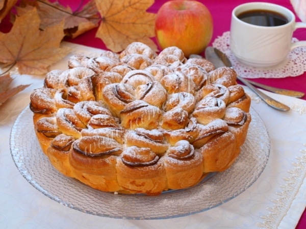 Фото пирога Хризантема с яблоками