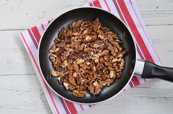 Грецкие орехи на сковороде