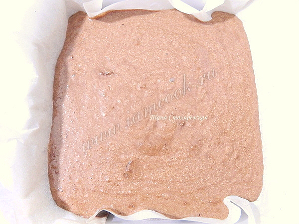 Выливает тесто для манника в форму