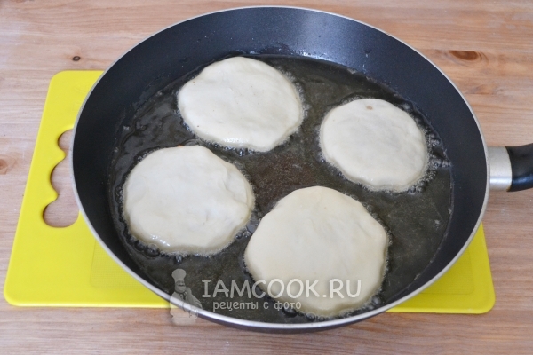 Положить беляши на сковороду с маслом
