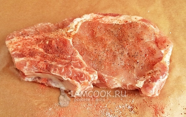Натереть стейк специями с солью
