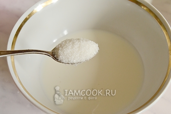 Всыпать в молоко сахар