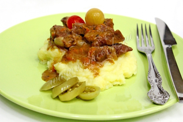 Гуляш из говядины в мультиварке