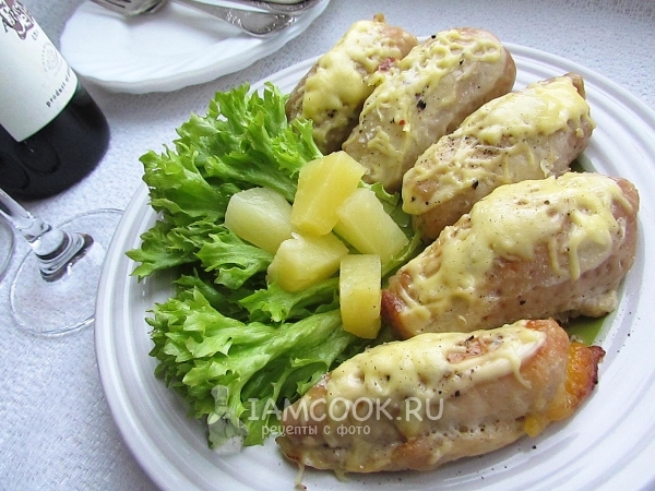 Рулетики из свинины с сыром и ананасами