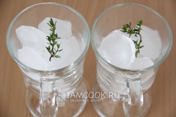 Положить в бокалы лед и веточку тимьяна