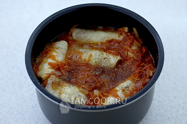 Влить воду и положить зажарку