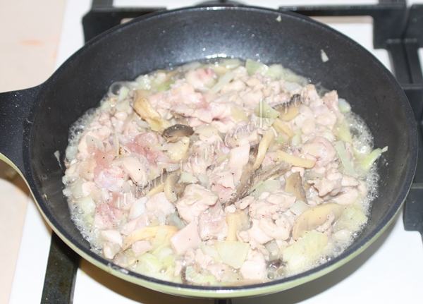 Обжарка начинки из курицы и грибов для пирогов
