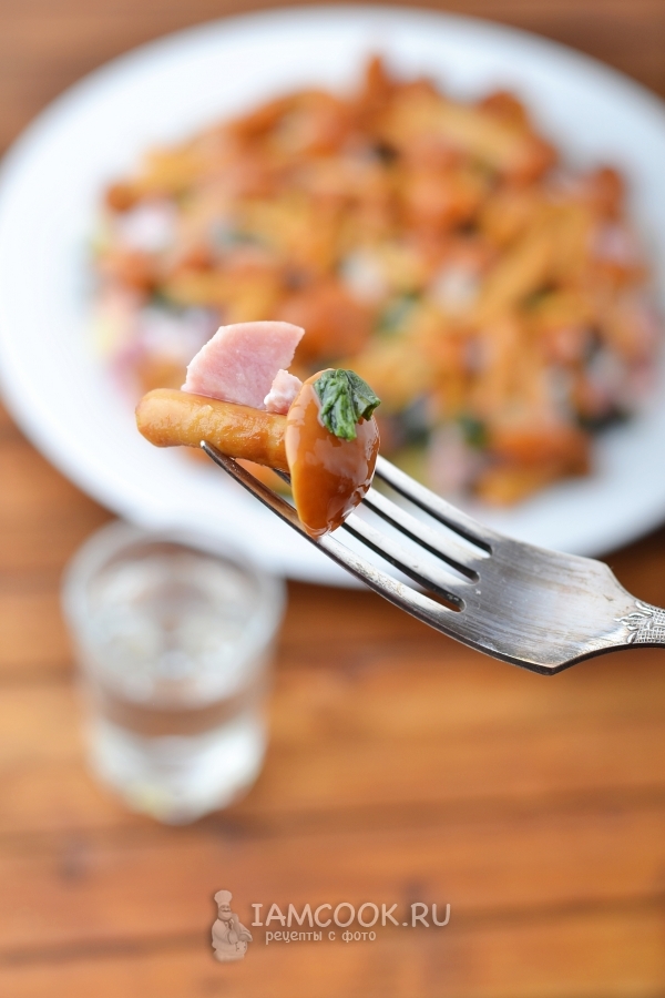 Рецепт салата с маринованными опятами и ветчиной