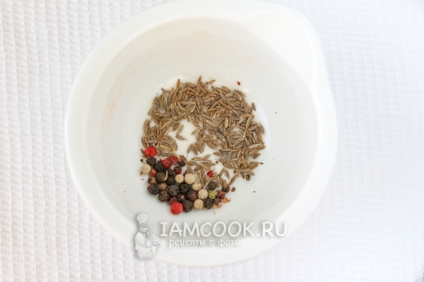Положить в ступку зиру и перец
