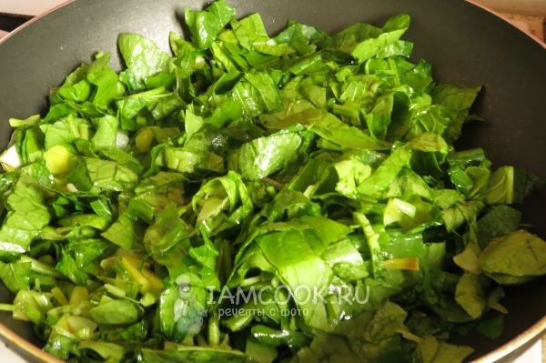 Положить к луку шпинат
