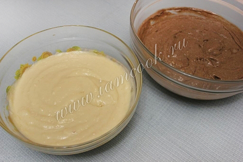 Разделили тесто пополам и добавили какао