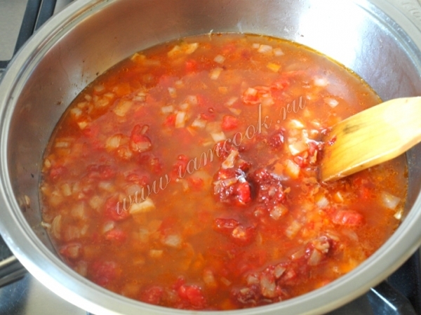 Добавить томатную пасту