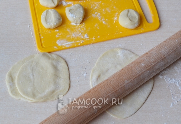 Раскатать кружок из теста