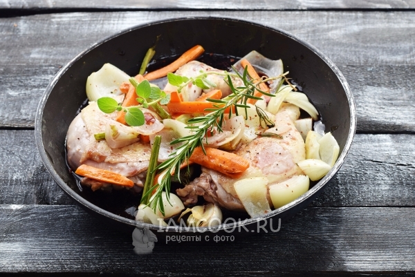 Добавить овощи, розмарин, тимьян, соль и перец