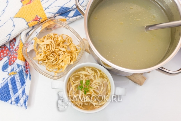 Добавить яичный блинчик в бульон